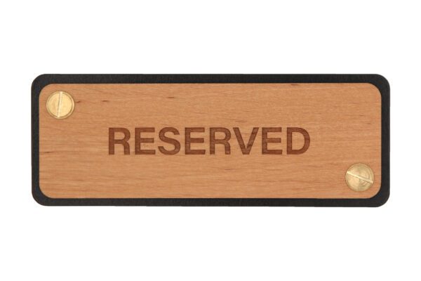 Schild für Tischreservierung aus Leder mit Holz und Buchschrauben und Aufschrift: RESERVED.