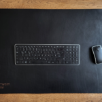 Maßgefertigte und personalisierte Schreibtischunterlage in schwarzem Leder für Tastatur und Maus.