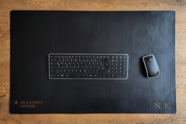 Maßgefertigte und personalisierte Schreibtischunterlage in schwarzem Leder für Tastatur und Maus.
