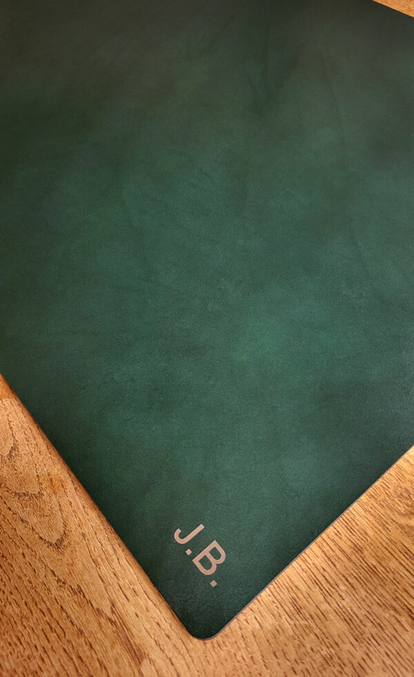 Maßgefertigte Grüne Schreibtischunterlage in Echtleder mit Initialen personalisiert.