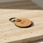 Runder Holz-Schlüsselanhänger mit Gravur – Erlenholz & Leder