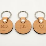 Drei runde Schlüsselanhänger aus Erlenholz mit verschiedenen Gravuren - Initialen und Herz