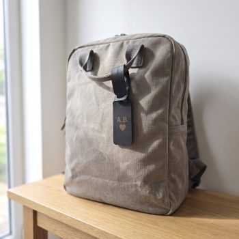 kofferanhaenger-leder-mit-namen-schwarz-am-rucksack Mini-Kofferanhänger aus Leder mit Namen