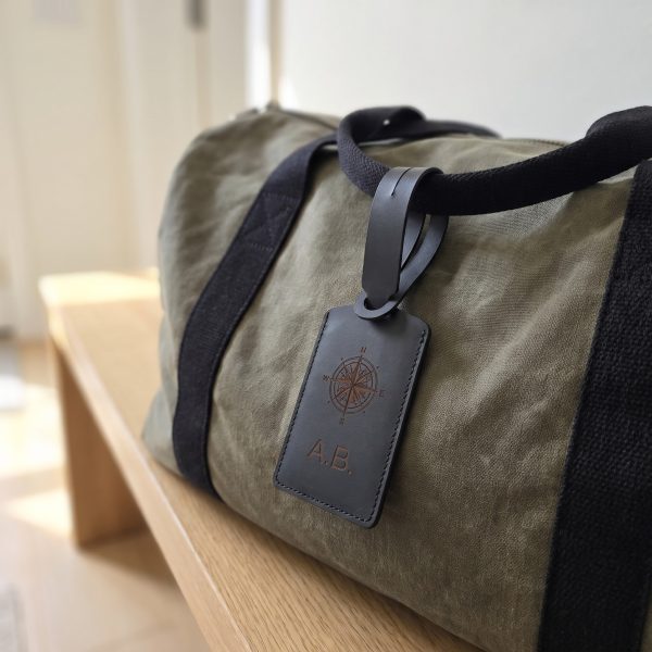 kofferanhaenger-leder-schwarz-an-reisetasche Kofferanhänger aus Leder mit Adressfach