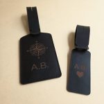 kofferanhaenger-leder-schwarz-beide-modelle-draufsicht-144111 Kofferanhänger aus Leder mit Adressfach