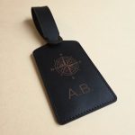 kofferanhaenger-leder-schwarz-gravur-schraeg-142051 Kofferanhänger aus Leder mit Adressfach