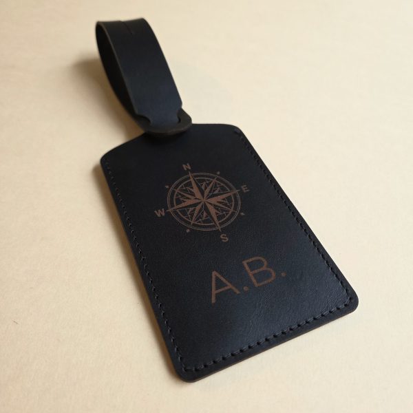 kofferanhaenger-leder-schwarz-gravur-schraeg-142051 Kofferanhänger aus Leder mit Adressfach