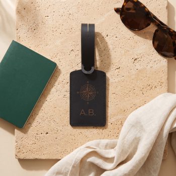 kofferanhaenger-leder-schwarz-reiseplanung-flatlay Kofferanhänger aus Leder mit Adressfach