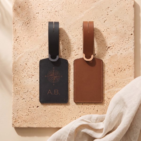 kofferanhaenger-leder-schwarz-und-cognac-flatlay Kofferanhänger aus Leder mit Adressfach